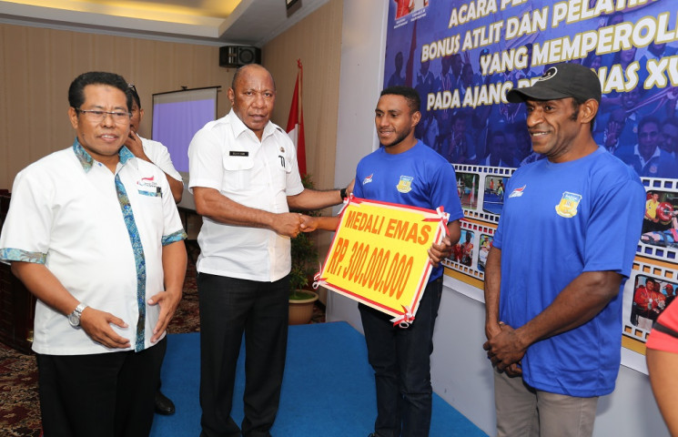 Pemprov Serahkan Bonus Atlet dan Pelatih NPC
